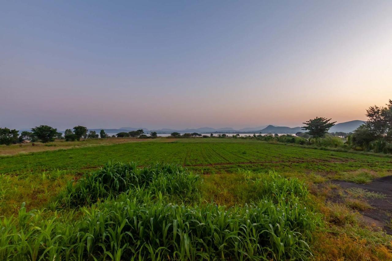 Stayvista'S Lake La Vie - Tranquil Lake-View Villa Amidst Farmland With Pool And Poolside Gazebo - Proximity To Sula Nashik Exteriör bild
