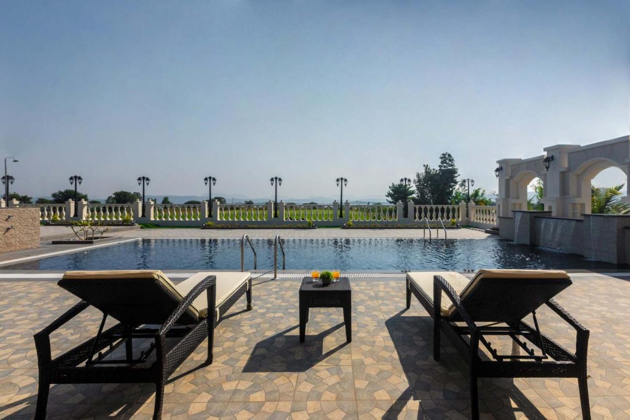 Stayvista'S Lake La Vie - Tranquil Lake-View Villa Amidst Farmland With Pool And Poolside Gazebo - Proximity To Sula Nashik Exteriör bild